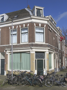 908584 Gezicht op het winkelhoekpand Gildstraat 90 te Utrecht, met rechts de Bekkerstraat.N.B. bouwjaar: 18901900 / ...
